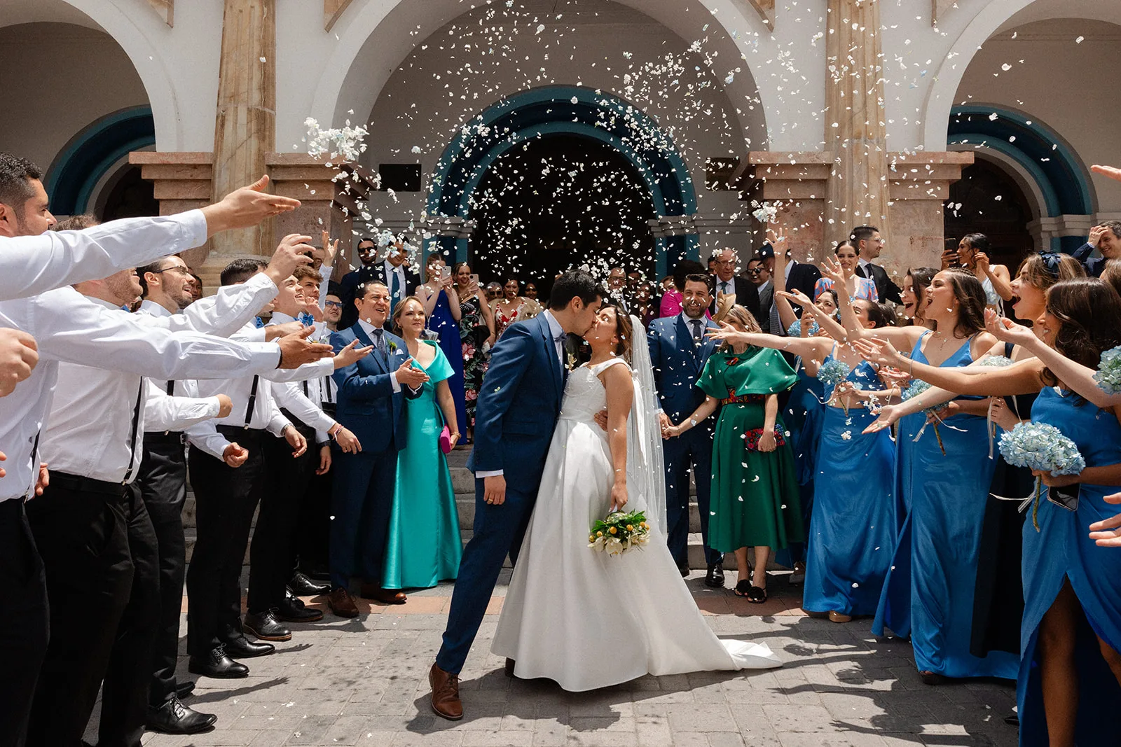 Salida de novios entre confeti