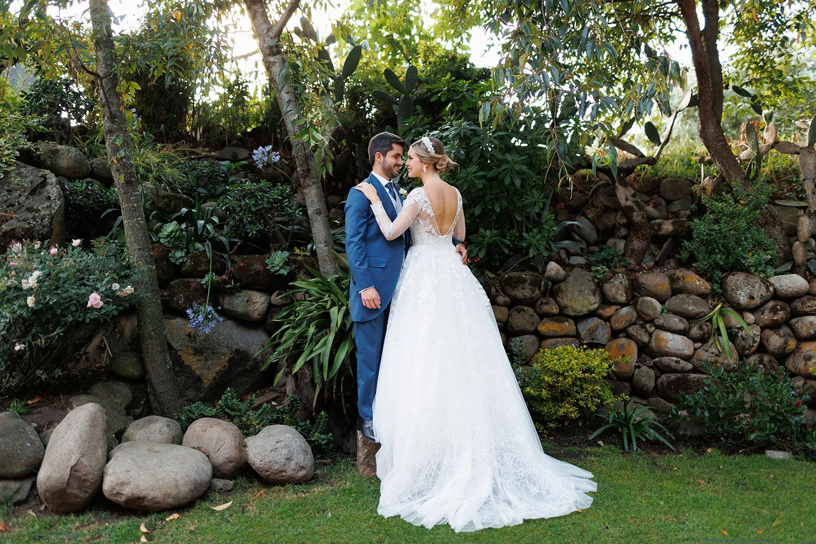 Pareja en el jardín, luz de atardecer