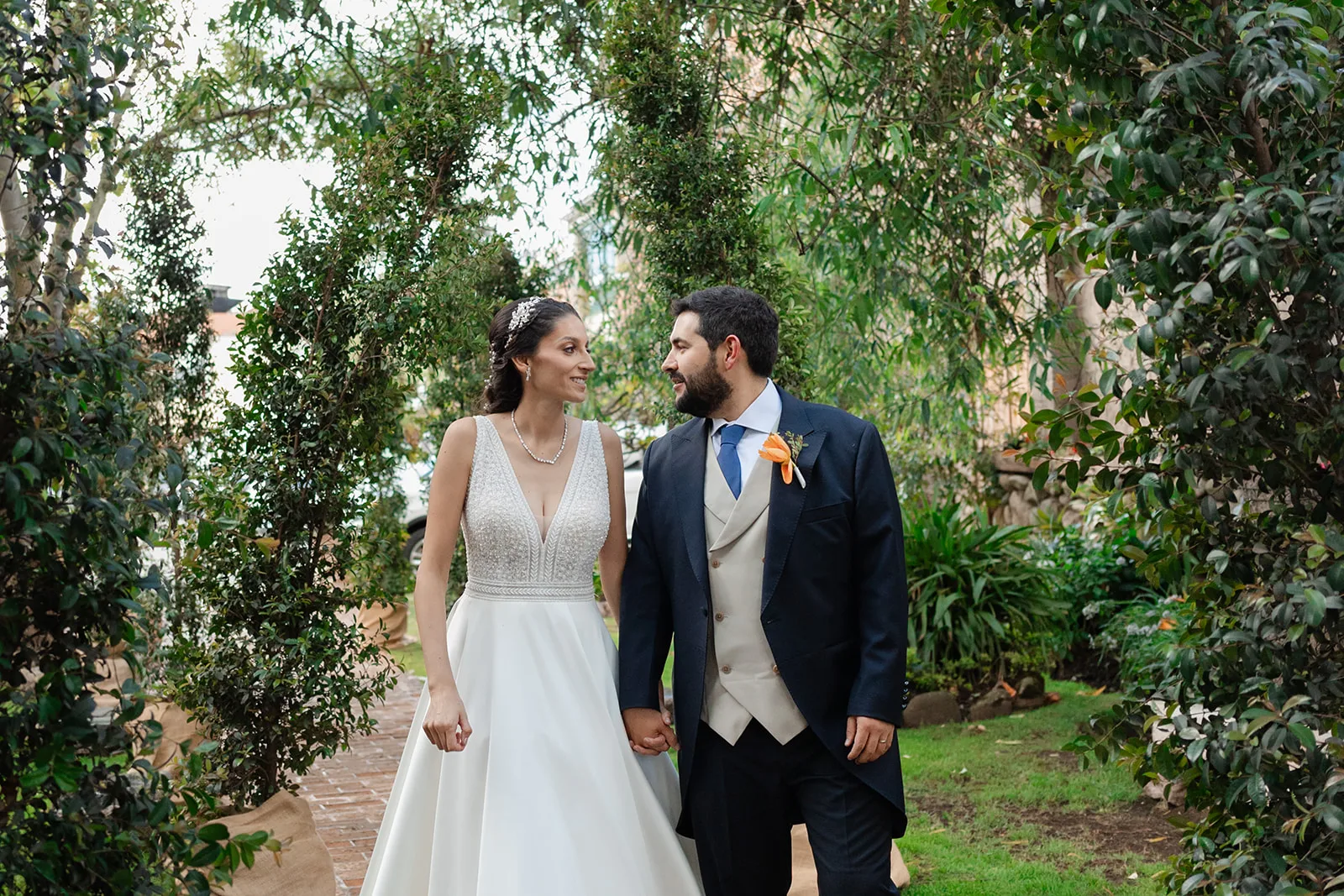 Pareja de novios en el jardín
