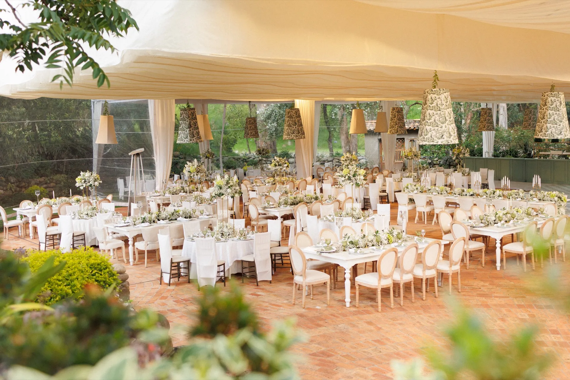 Carpa y jardín preparados para la recepción