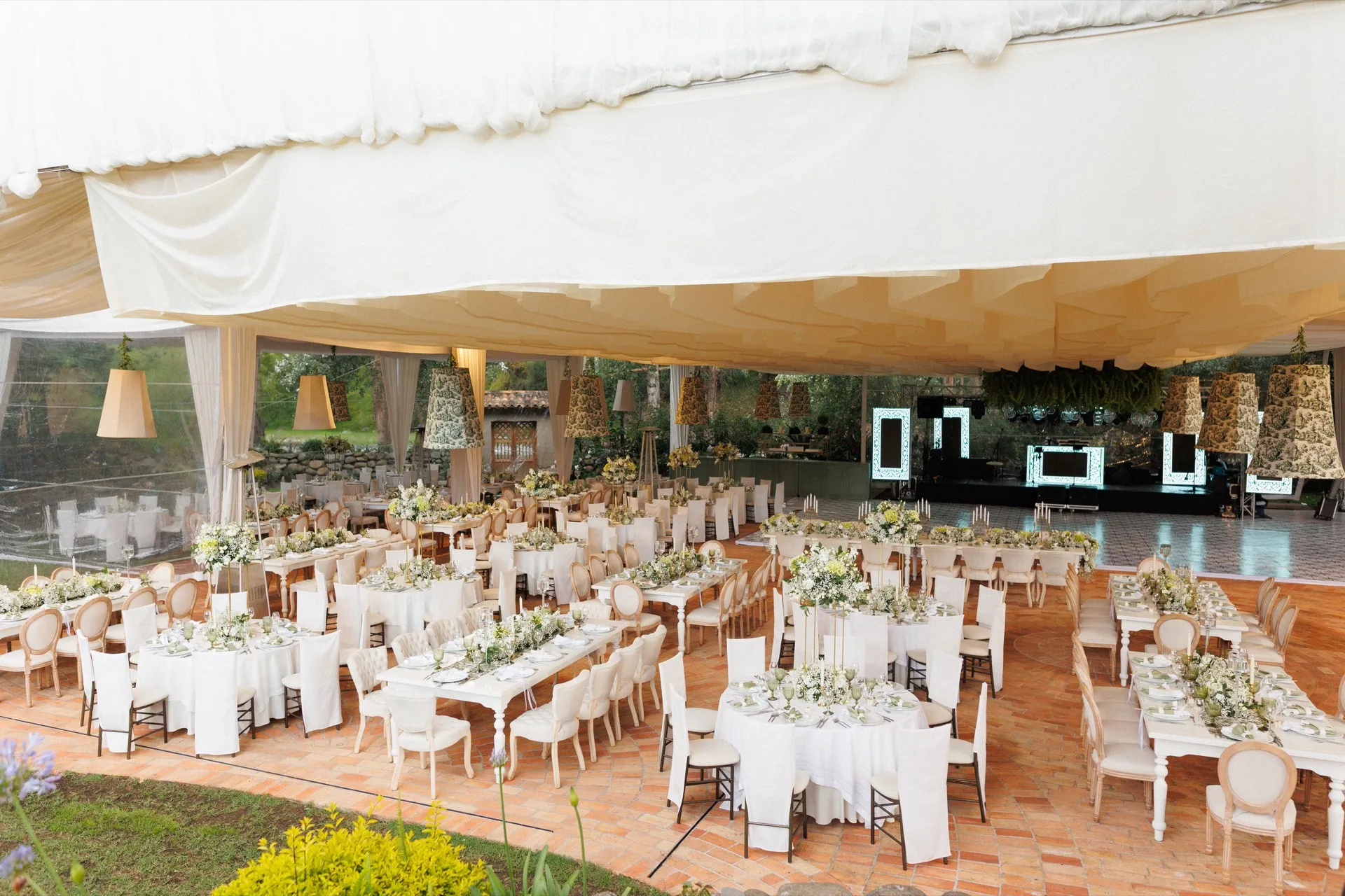 Salón preparado para una boda
