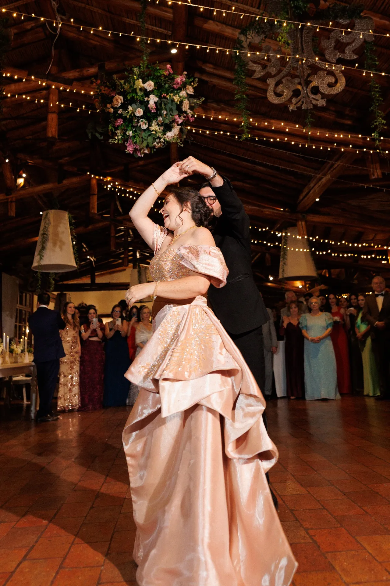 Novia bailando en la fiesta