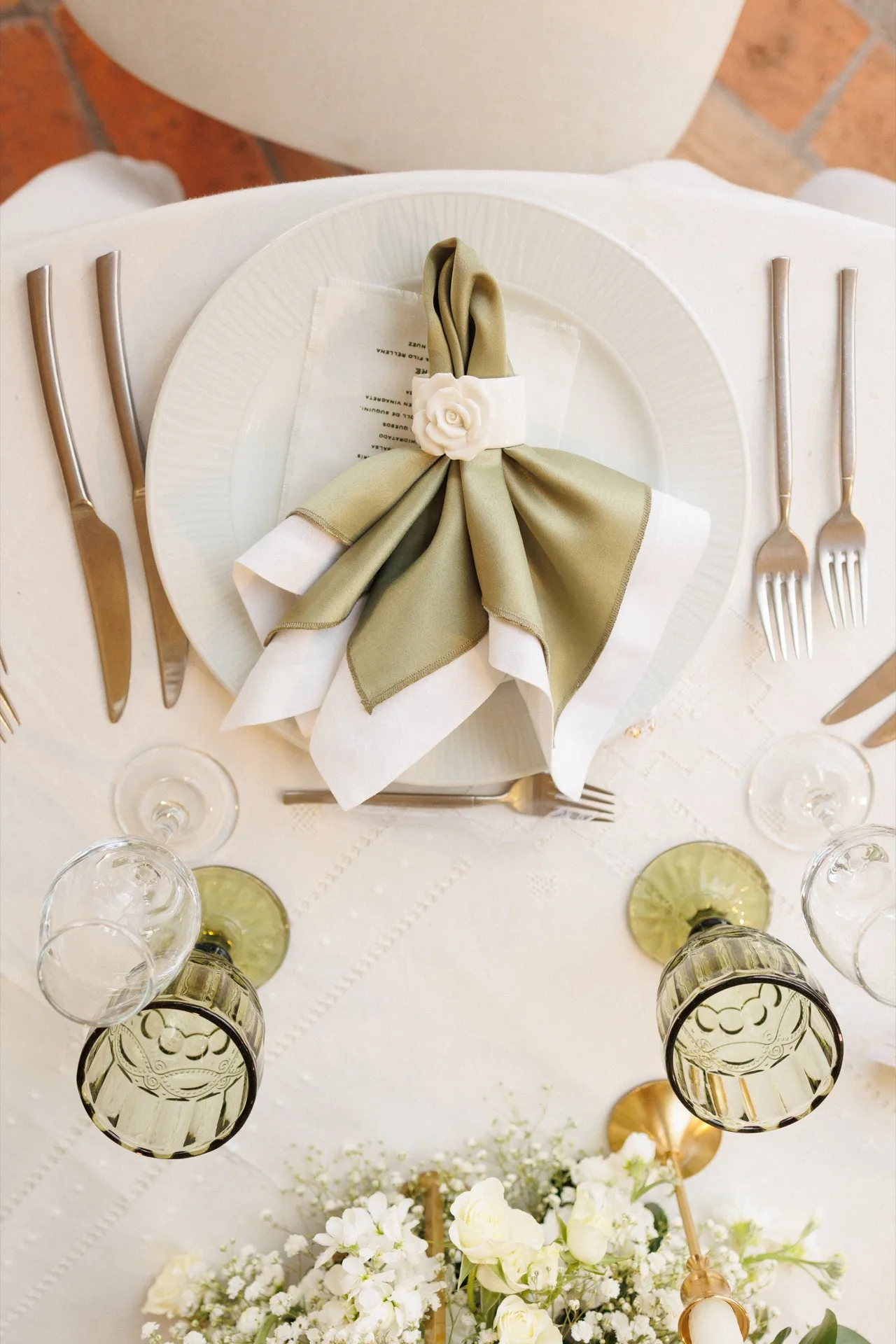 Detalle de mesa servida